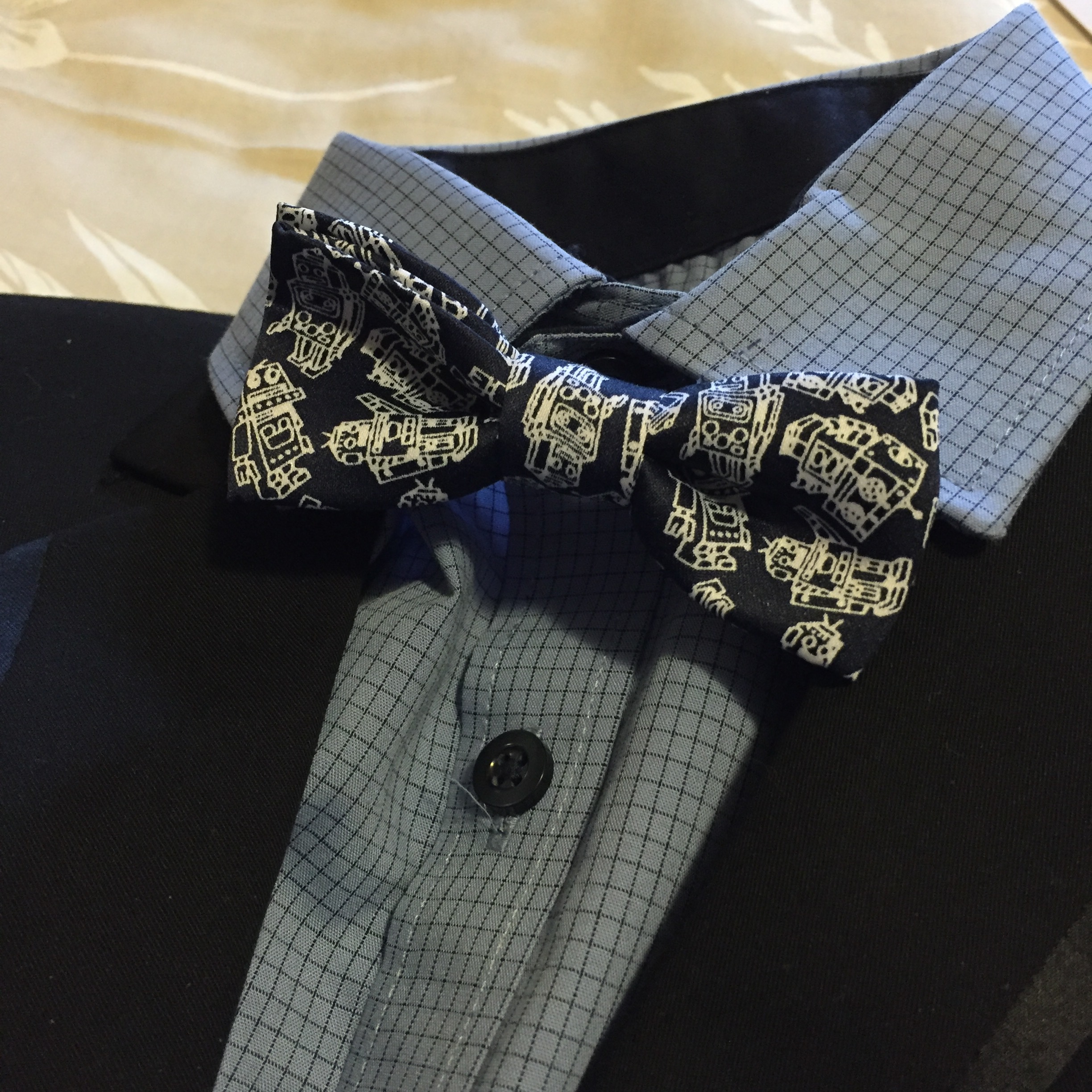 The bow tie has robots on it. ROBOTS!