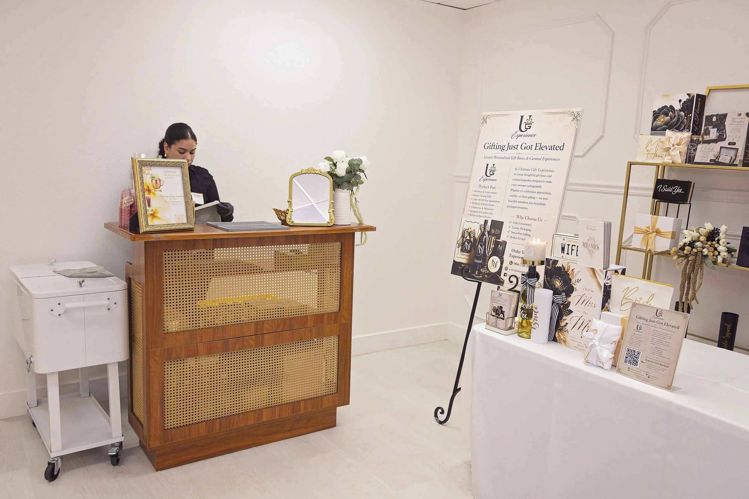 wedding vendor with mobile mocktail and drinks bar set up next to customizable gift table