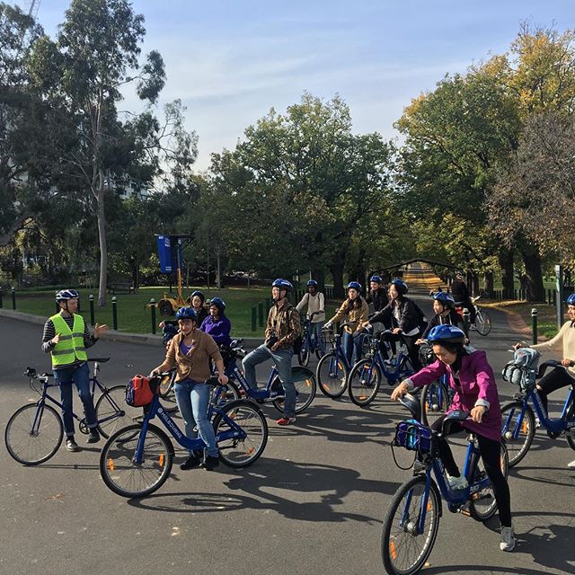 Our coach Damien showing todays crew how close some cars get when overtaking #ametermatters #bikesafety #melbournebikeshare 🚗 🚴🏼