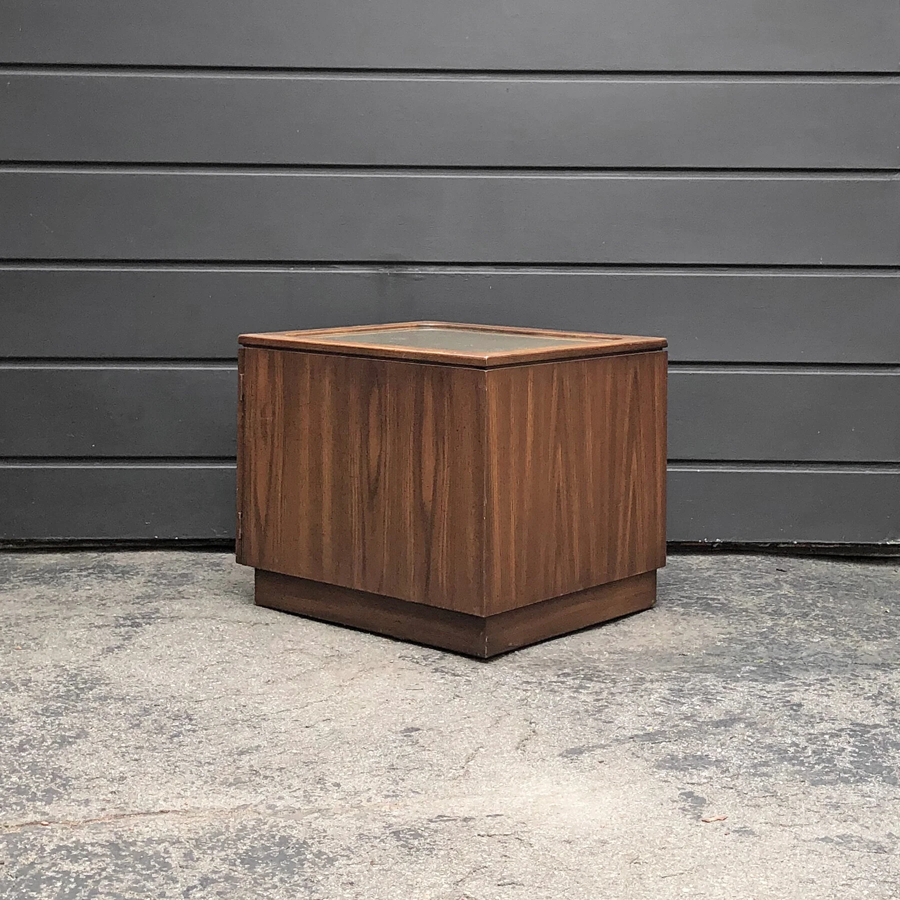 Oak_Side_Table_04.jpg