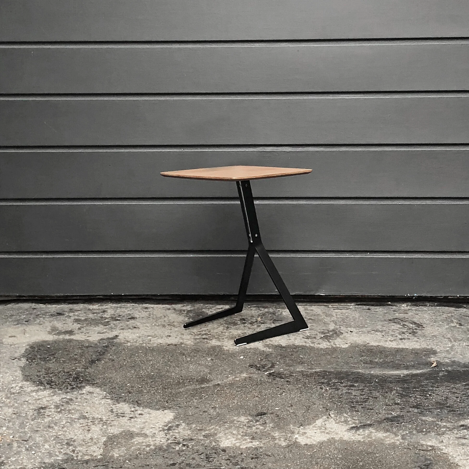 Walnut_Side_Table_02.jpg