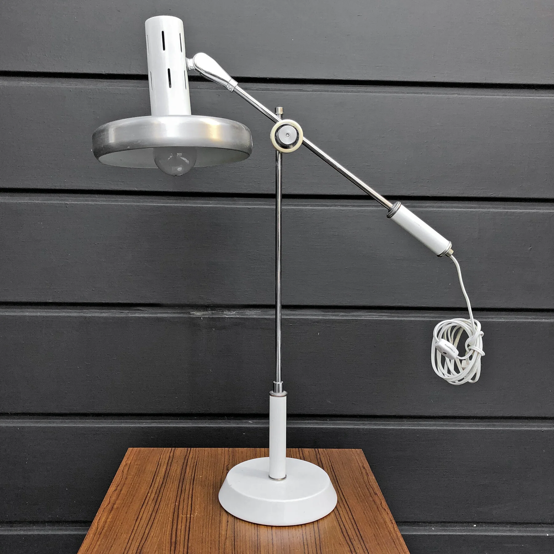 MCM_Table_Lamp_02.jpg
