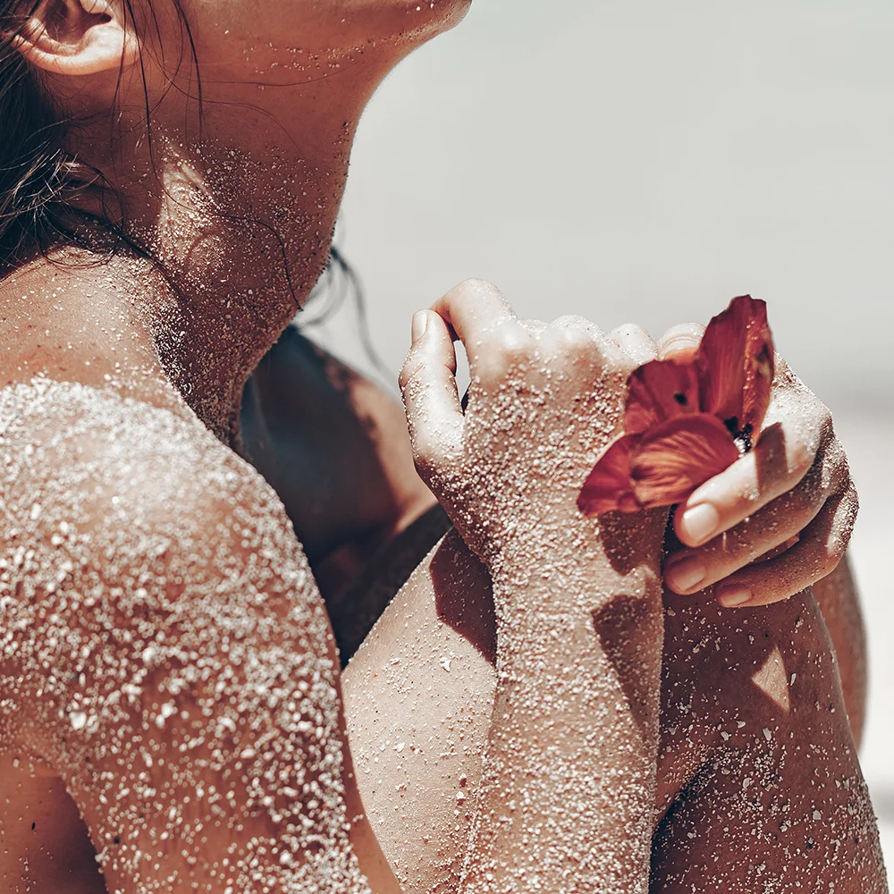 Chica-playa-flor.jpg