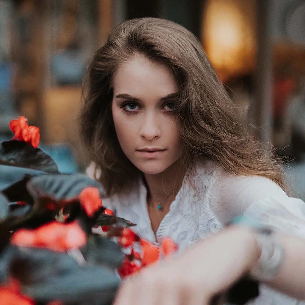 CHICA_FLORES_VERDE_ROJO.jpg