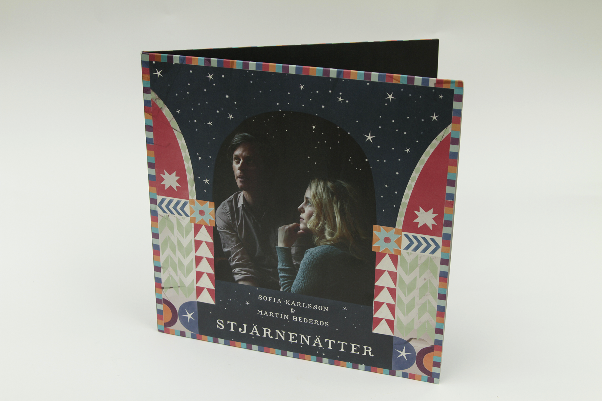 Stjärnenätter is a warm and melancholic album with both original tunes and songs from the Swedish folklore as well as traditional christmas carols