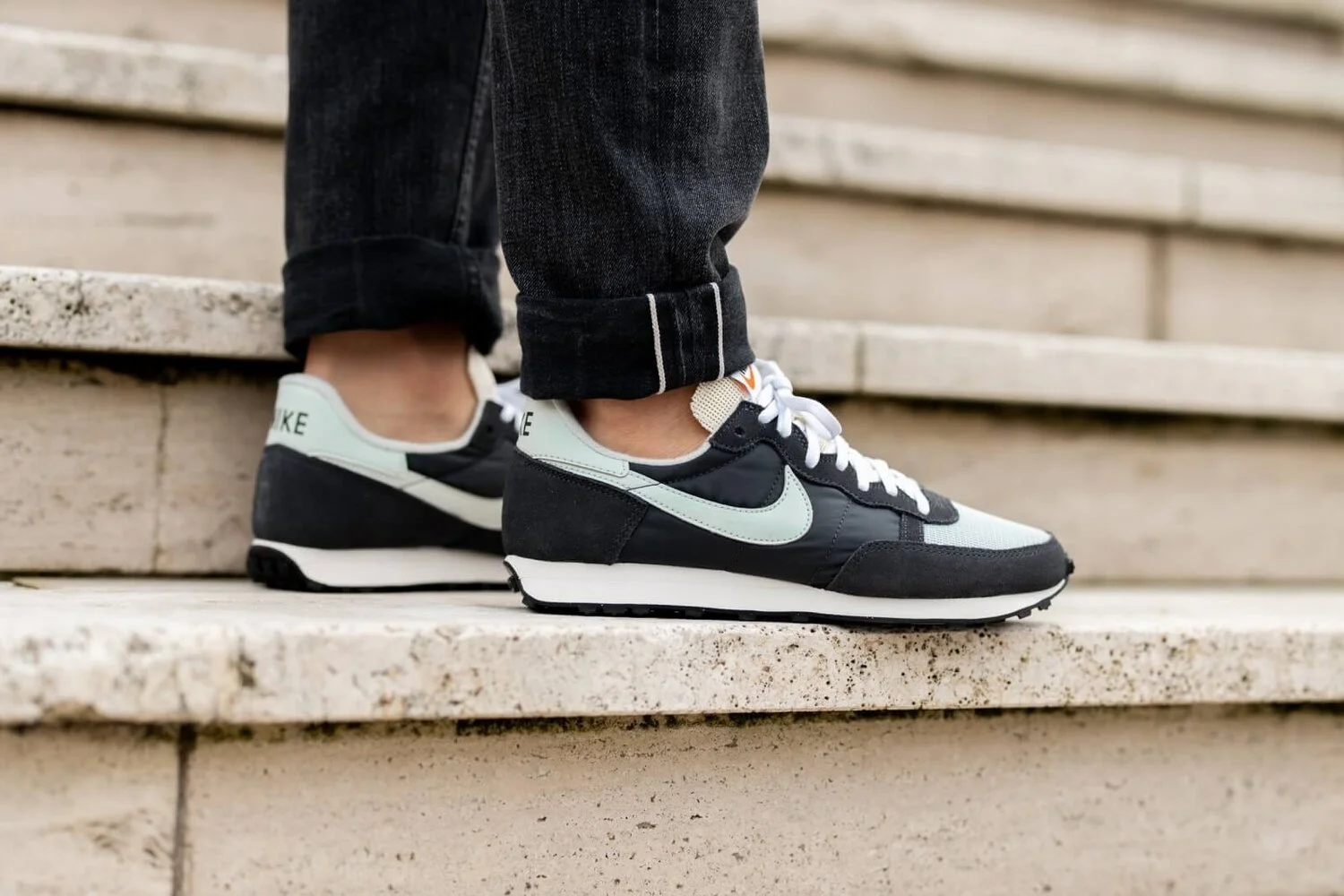 nike-challenger-og-off-noirlight-silver-dark-smoke-grey-3-1600.jpg