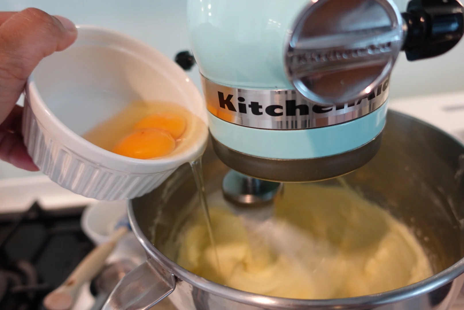 Easy peasy filling! All you need is cream cheese, sugar, eggs and vanilla!