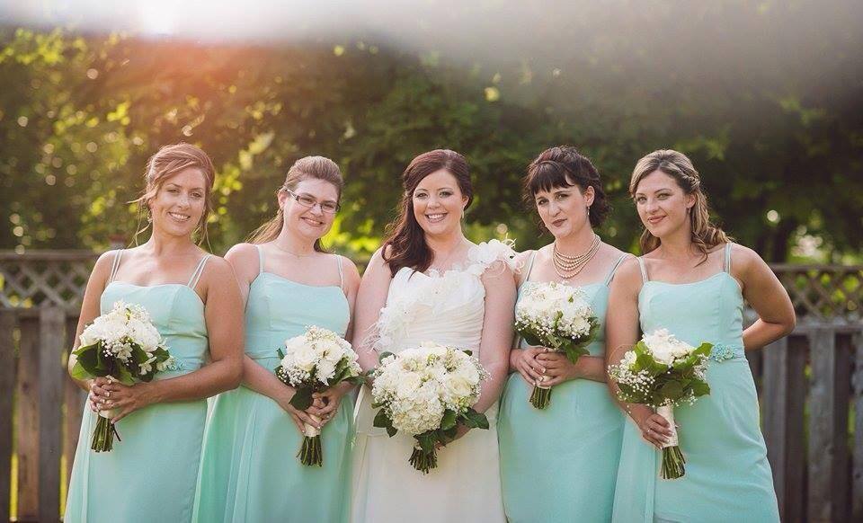 Real bride of OUTW - Vanessa & her stunning girls! I adore how she kept the bouquets all cream based!
