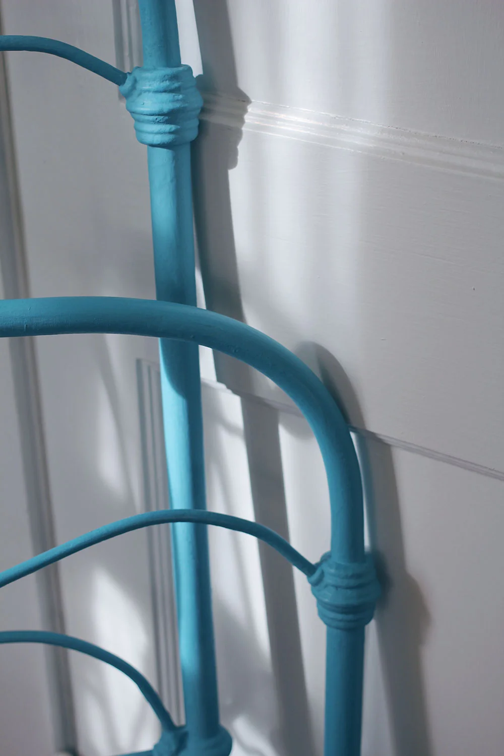 asimplerdesign-a-simpler-design-jotorrijos-jo-torrijos-annie-sloan-iron-bed-blue-1.jpg