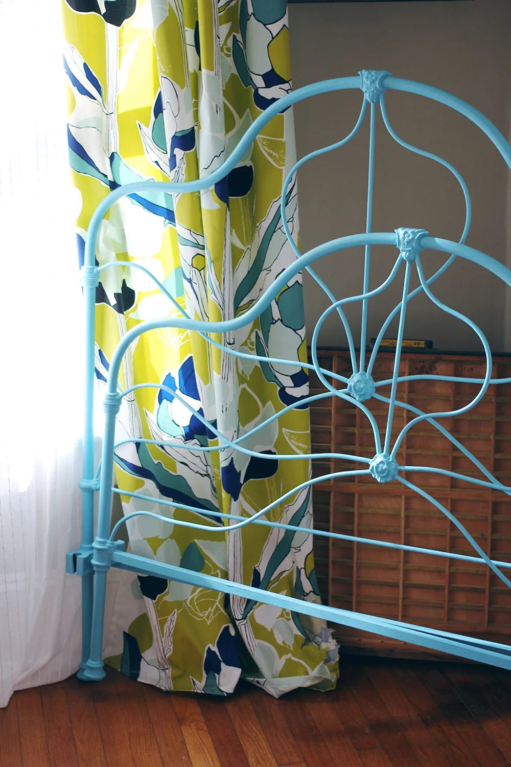asimplerdesign-a-simpler-design-jotorrijos-jo-torrijos-annie-sloan-iron-bed-blue-1.jpg