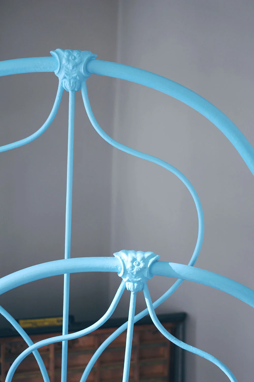 asimplerdesign-a-simpler-design-jotorrijos-jo-torrijos-annie-sloan-iron-bed-blue-1.jpg