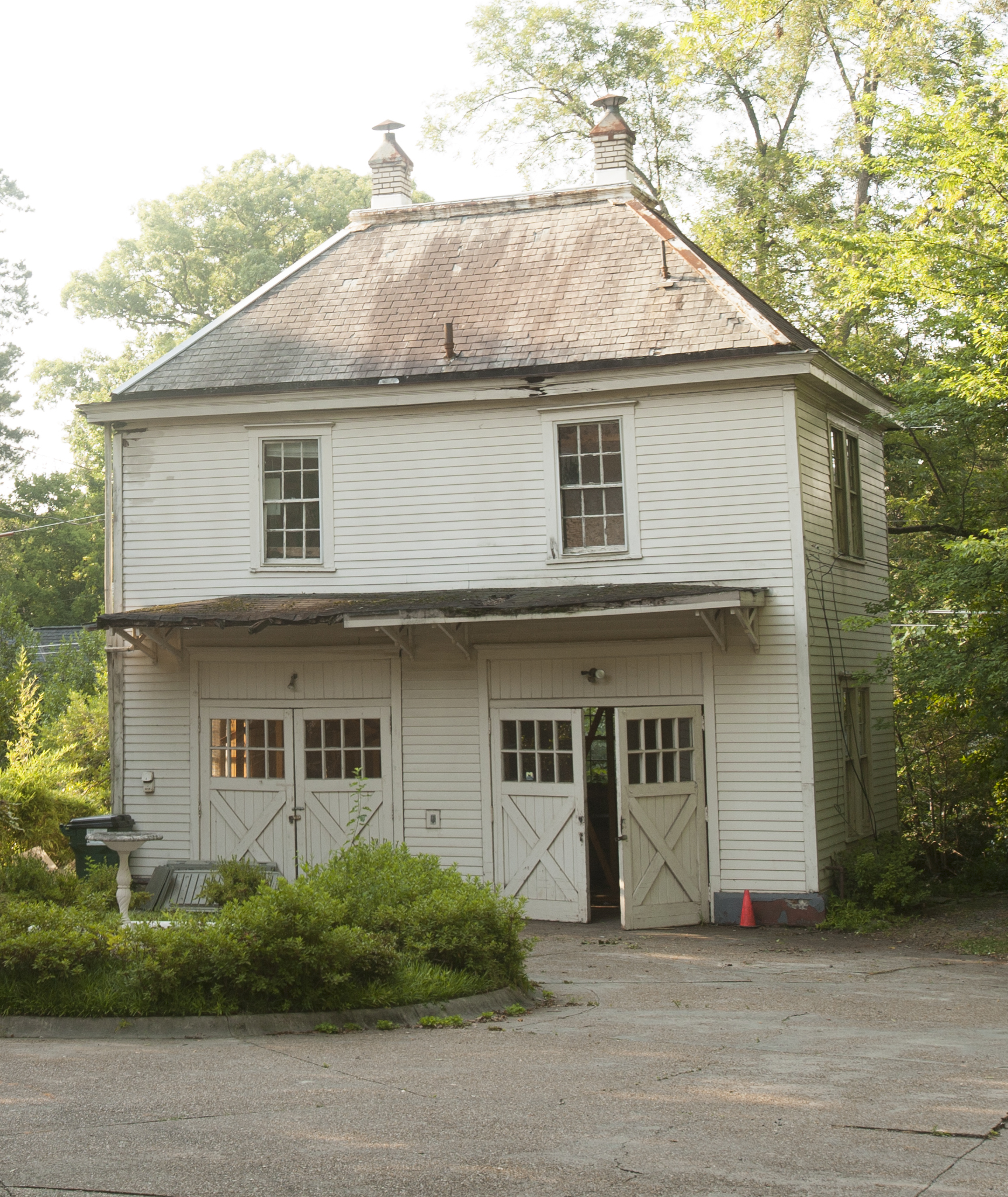 When we found the Carriage House, it was in terrible disrepair, being held up with temporary girders. 