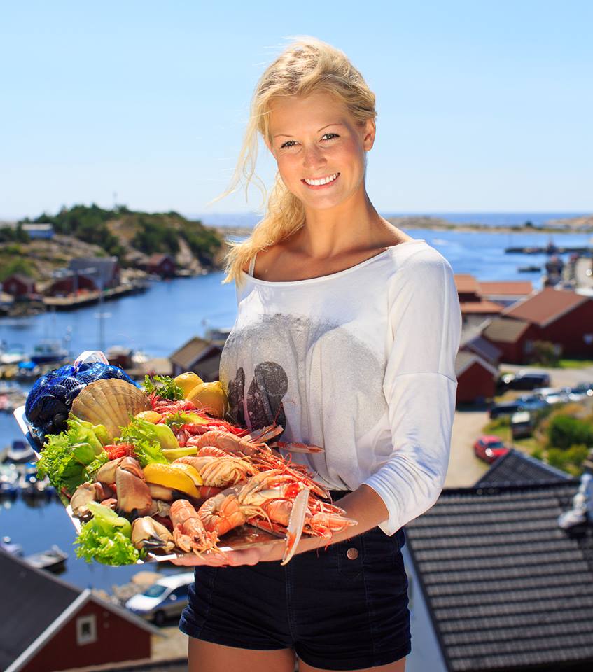 Here you have Hvaler-summer’s best tips and excursions; bring along your loved ones out into the wonderful nature at Utgårdskilen. First find your way to Gunn Barm at Fjordfisk’s outlet next door to the fishmonger. Here they handle the day’s fresh seafood. Then, you can find a nice ledge and enjoy the views.