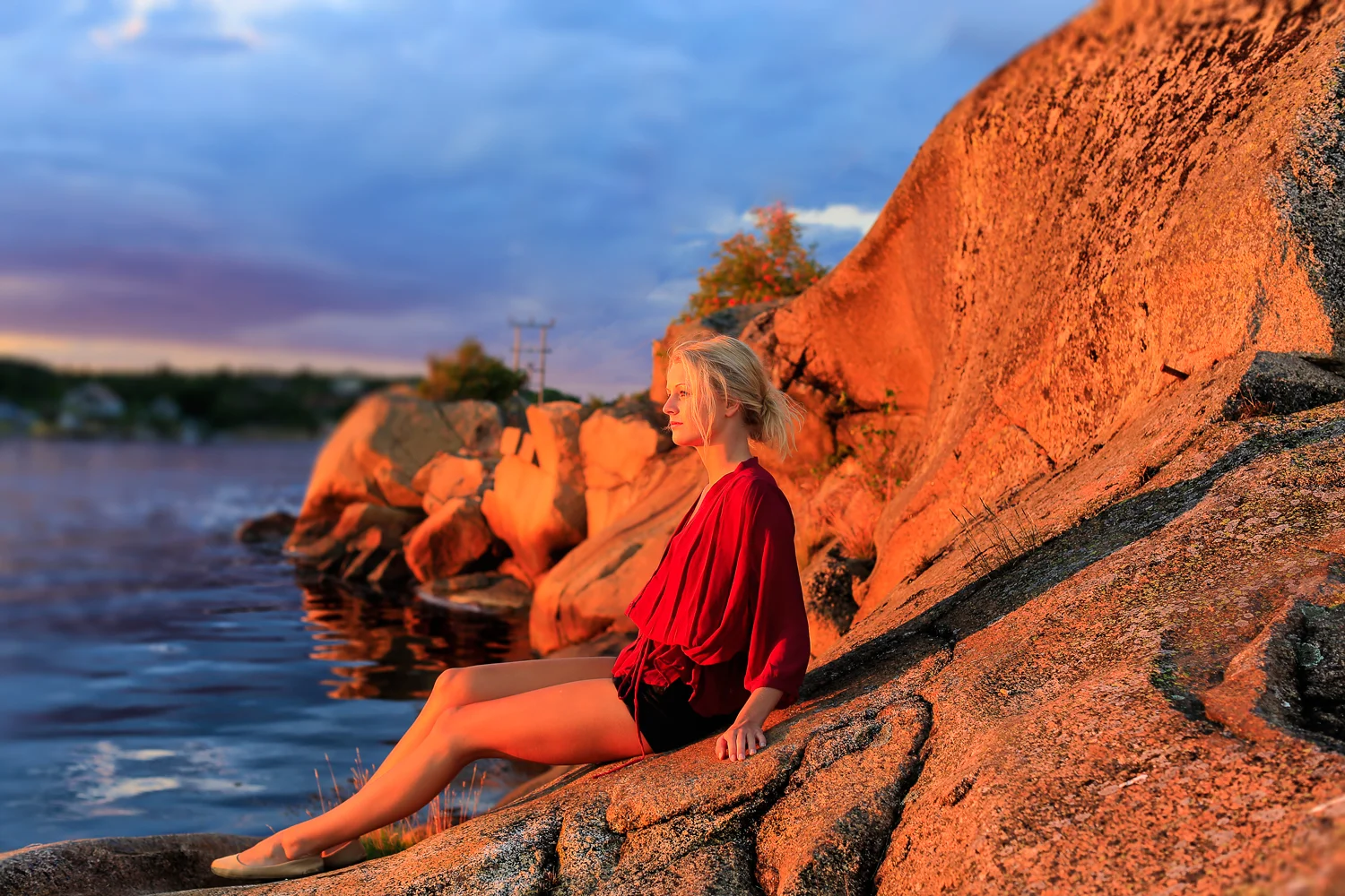 Pit-stop at Håholmen. When the evening sun gilds the archipelago, the time has come to replenish the soul. Let yourself be carried away by the beautiful sight of all the islands. Breathe the salty ocean air and feel the gentle breeze gently stroke your face. Treasure the time, nights like this are all too few. 