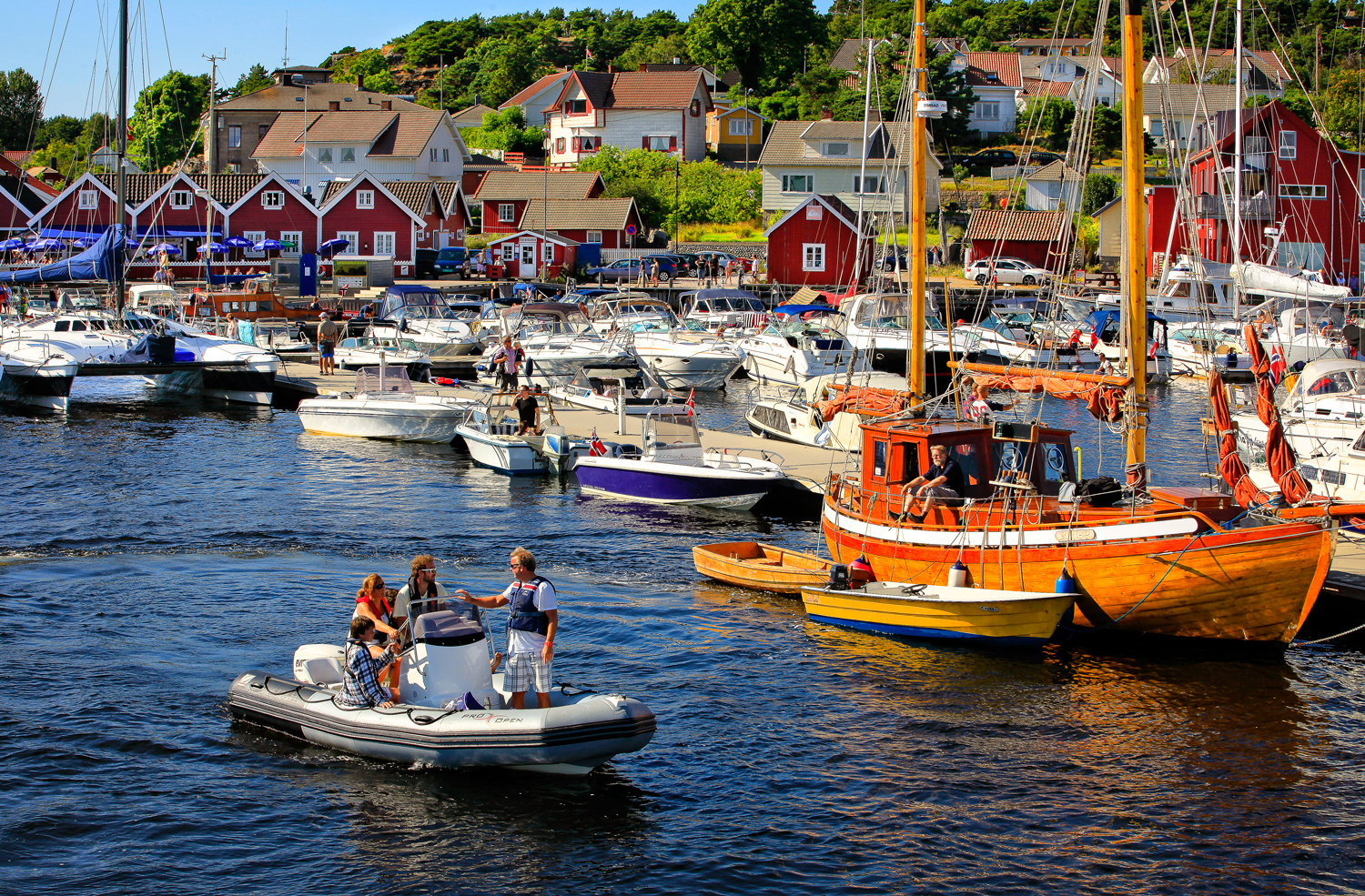 The Skjærhalden Harbour is the pulsating center of Hvaler in summer. The famous red warehouses entice you with their versatile restaurants. Seafarers and landlubbers alike feel comfortable in the crowded street.