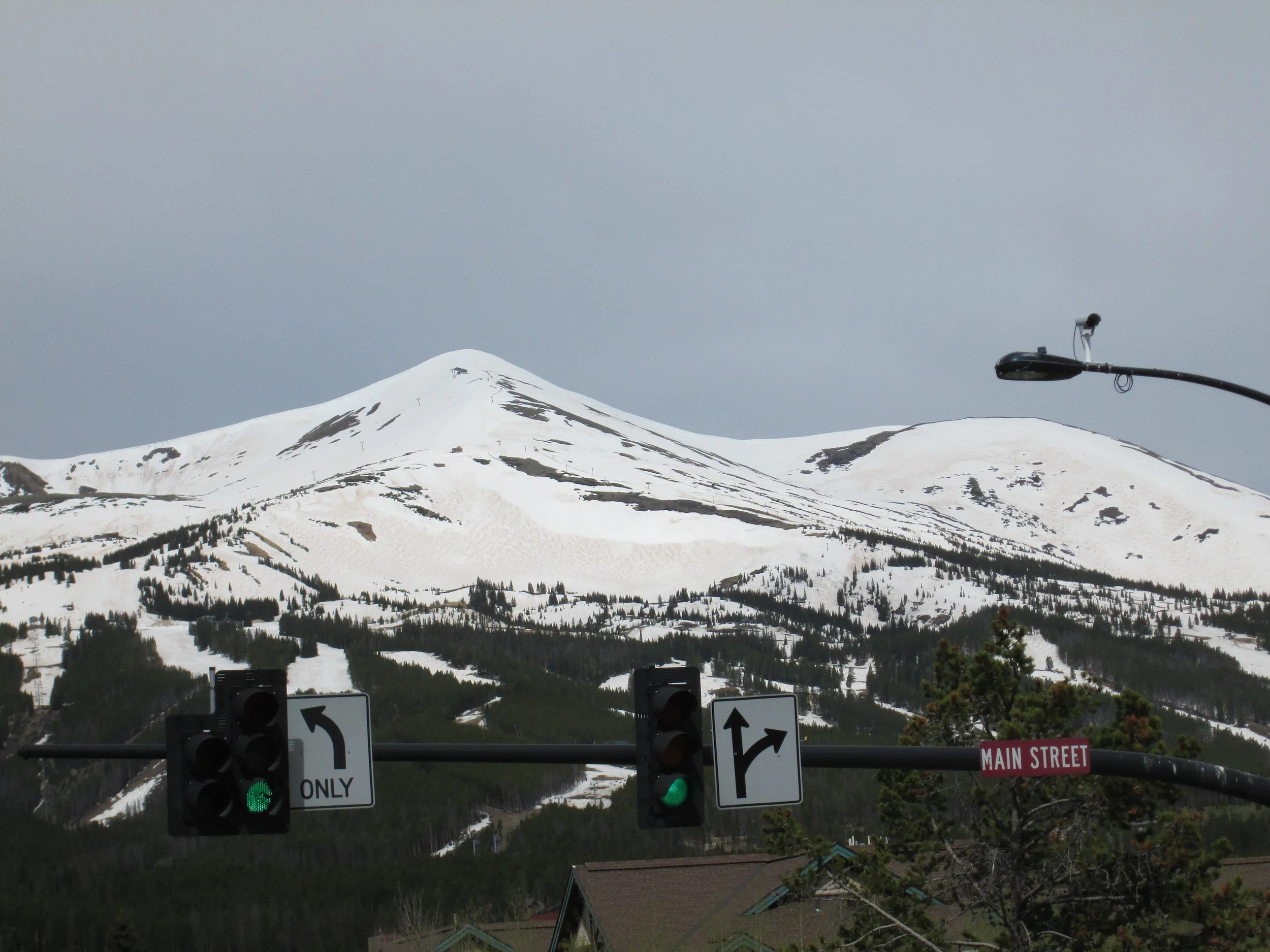 The fawn-colored dust layer D8, already merged with preceding dust layers, was vividly apparent from Breckenridge and the Blue River valley on the Ten Mile Range, emerging from beneath the Memorial Day weekend clean snow layer. 