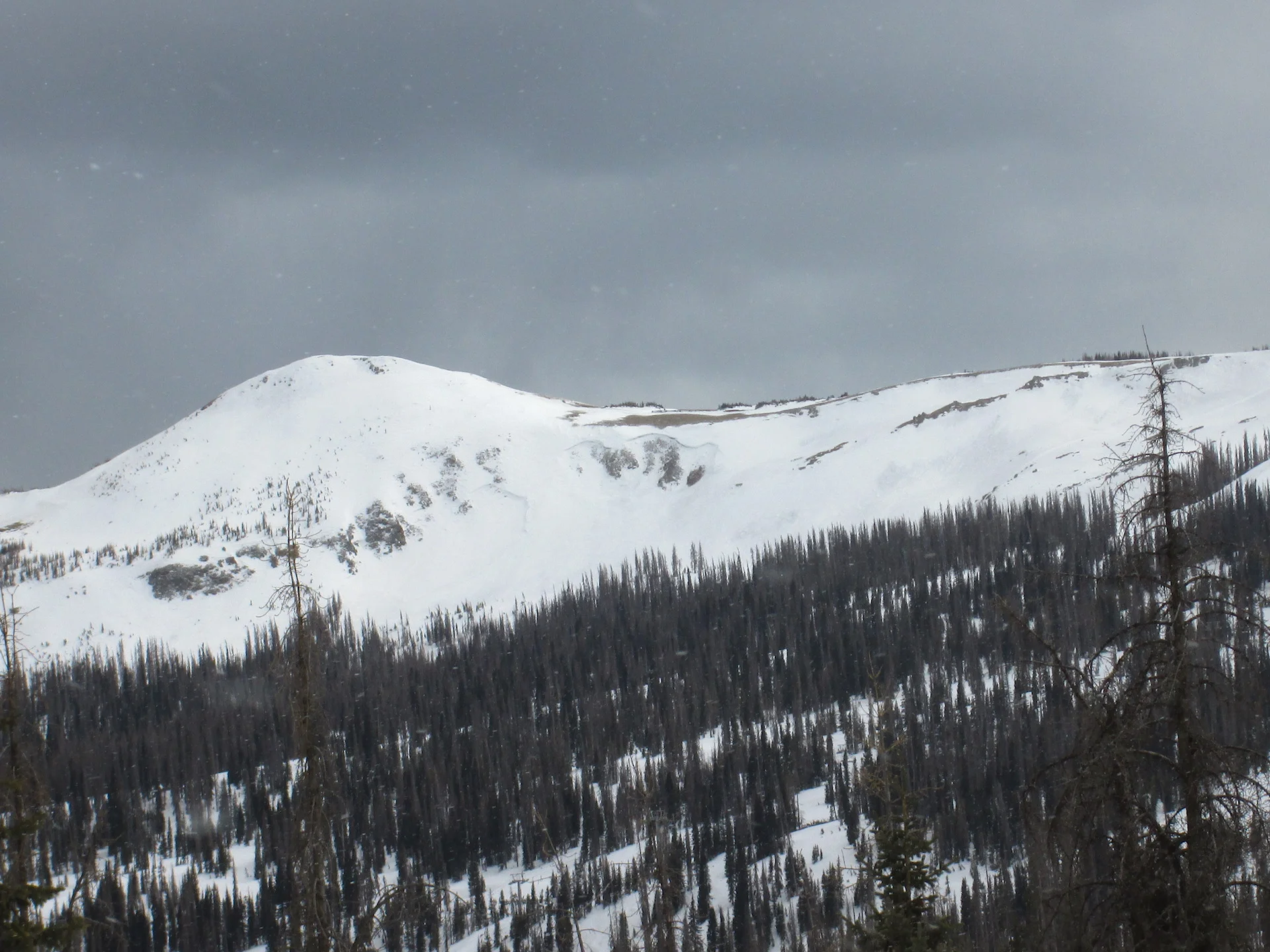 March avalanche fracture lines on the Wolf Creek Ski Area seen on our prior site visit were still in plain view on April 17, evidence of how dry and ‘storm-less’ the weather had been over that month period. The same effect was observed at Red Mountain Pass in early and mid-April.