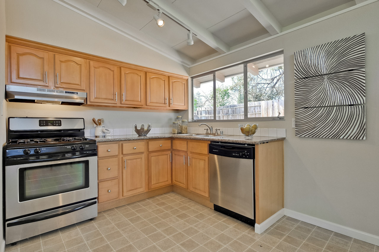 Kitchen 2_mls.jpg