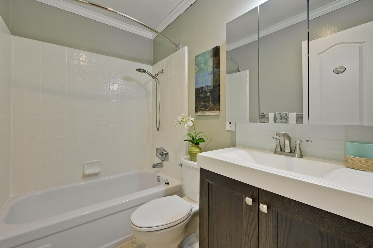 Bathroom 1_mls.jpg