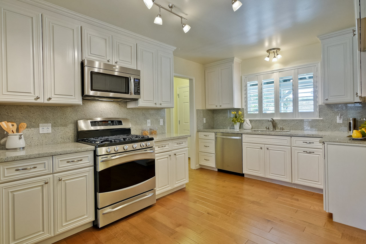 Kitchen 1_mls.jpg