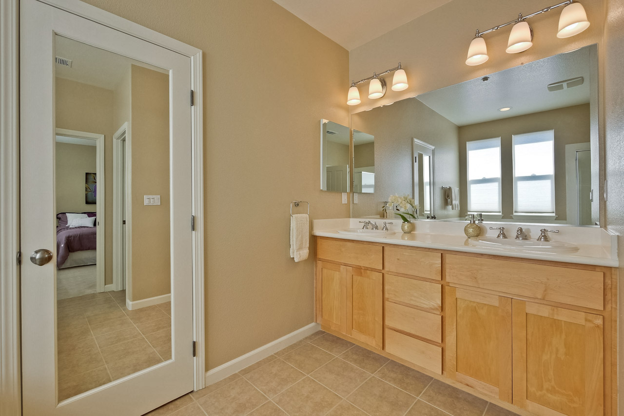 Master Bathroom 1_mls.jpg