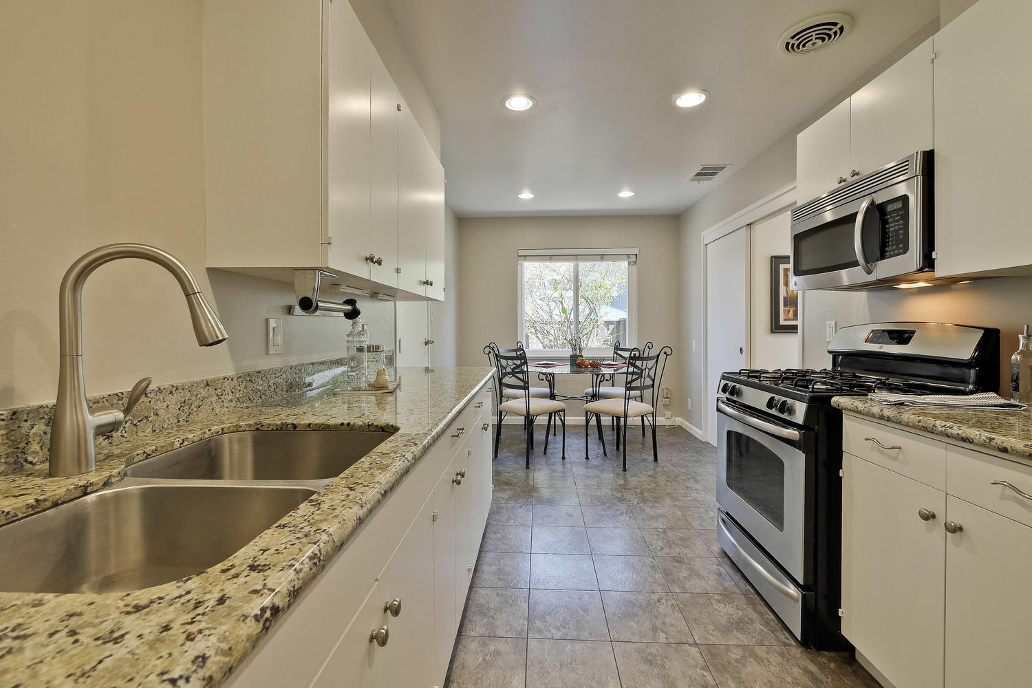 1435 Miramonte Avenue Mountain-large-021-34-Kitchen-1500x1000-72dpi.jpg