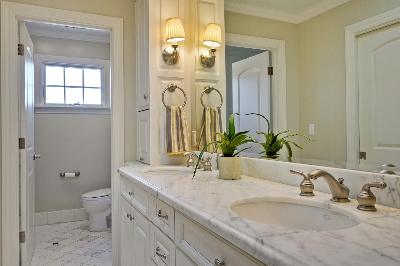 Master Bathroom      2_mls.jpg