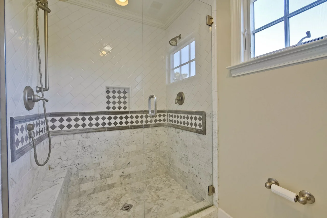 Master Bathroom 4_mls.jpg