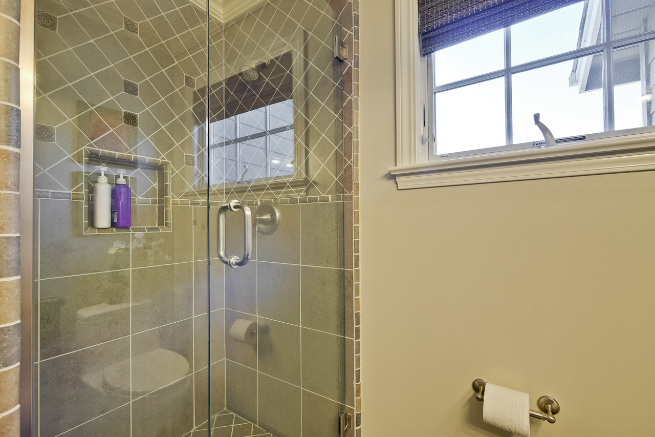 Bathroom 5_mls.jpg