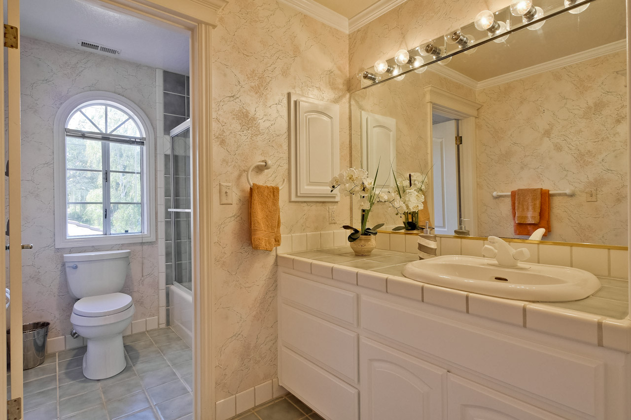 Bathroom 6_mls.jpg
