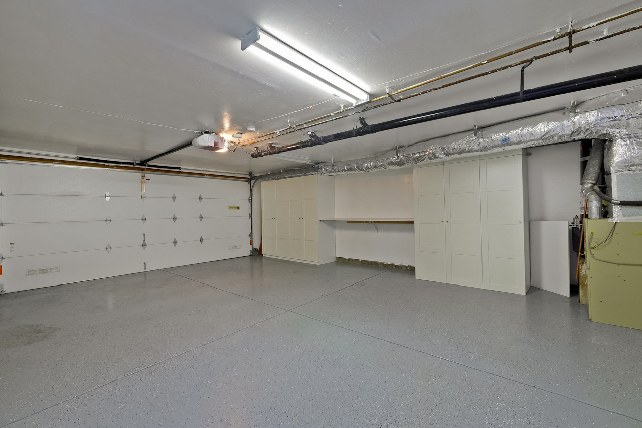 Garage 1_mls.jpg