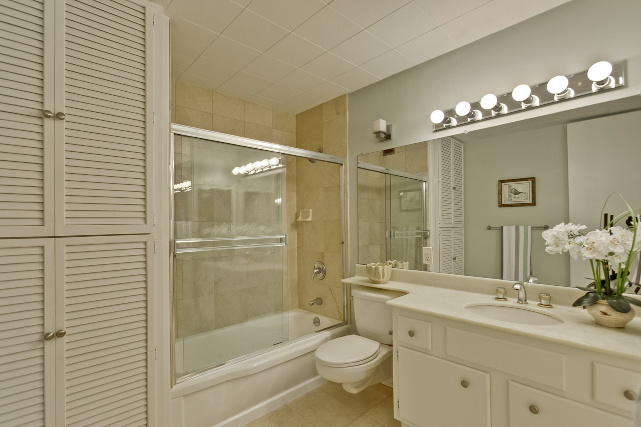 Master Bathroom 2_mls.jpg