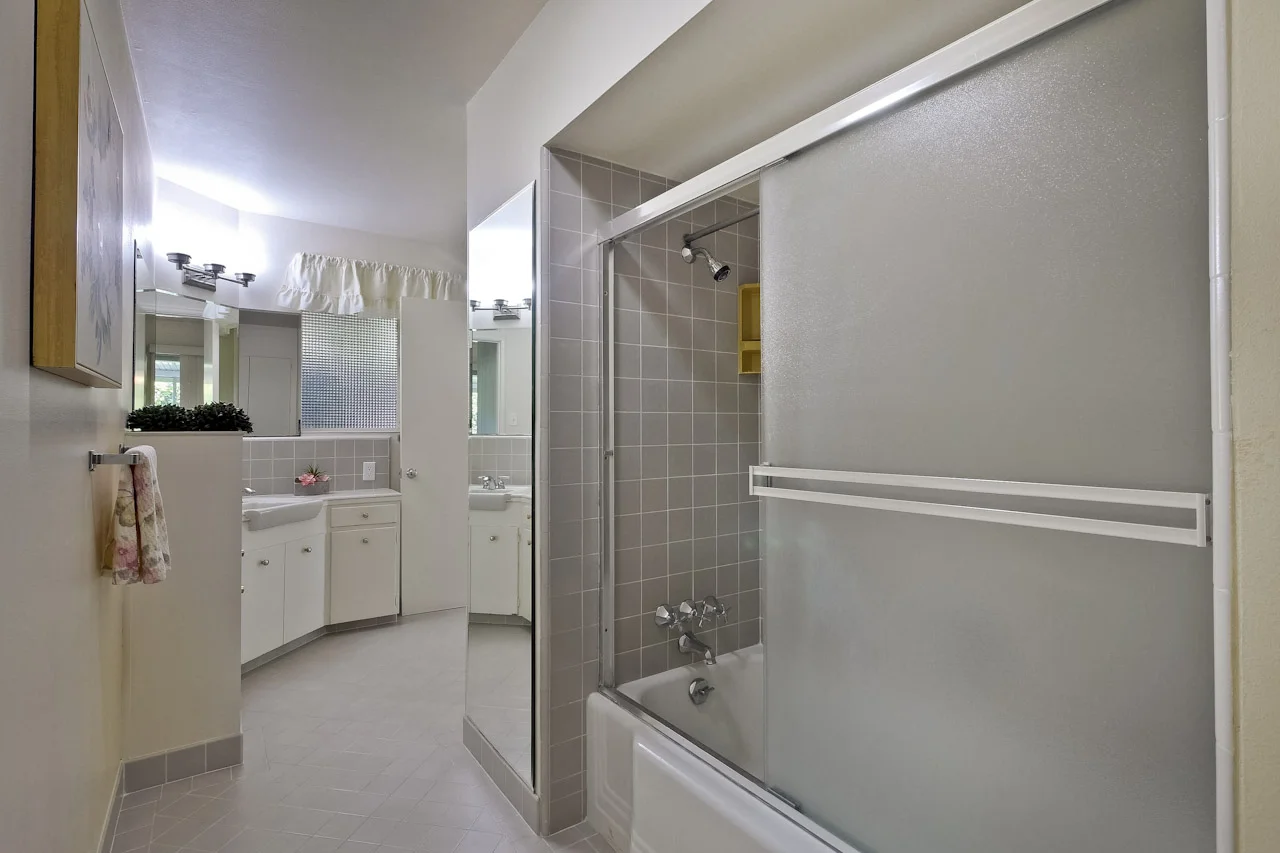 Bathroom 1_mls.jpg