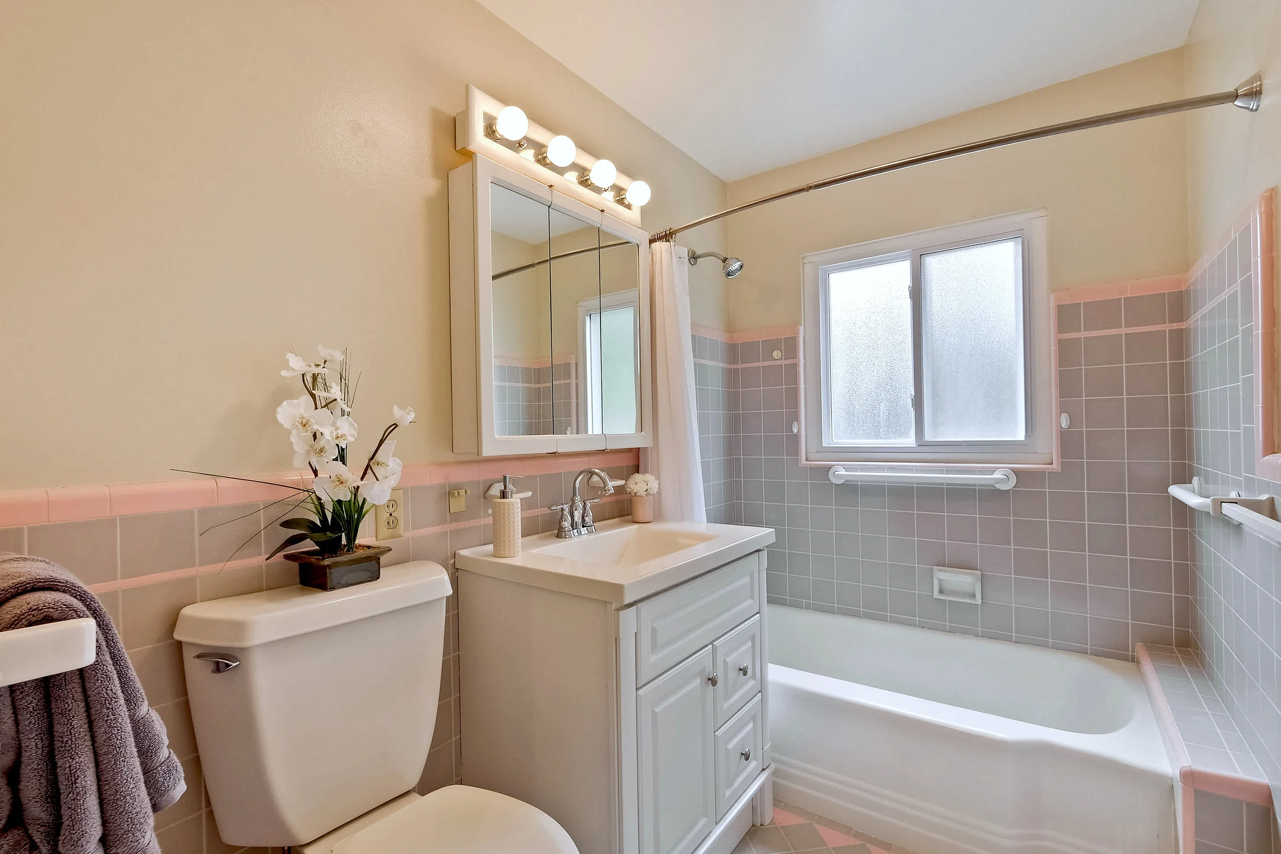 Bathroom 1.jpg