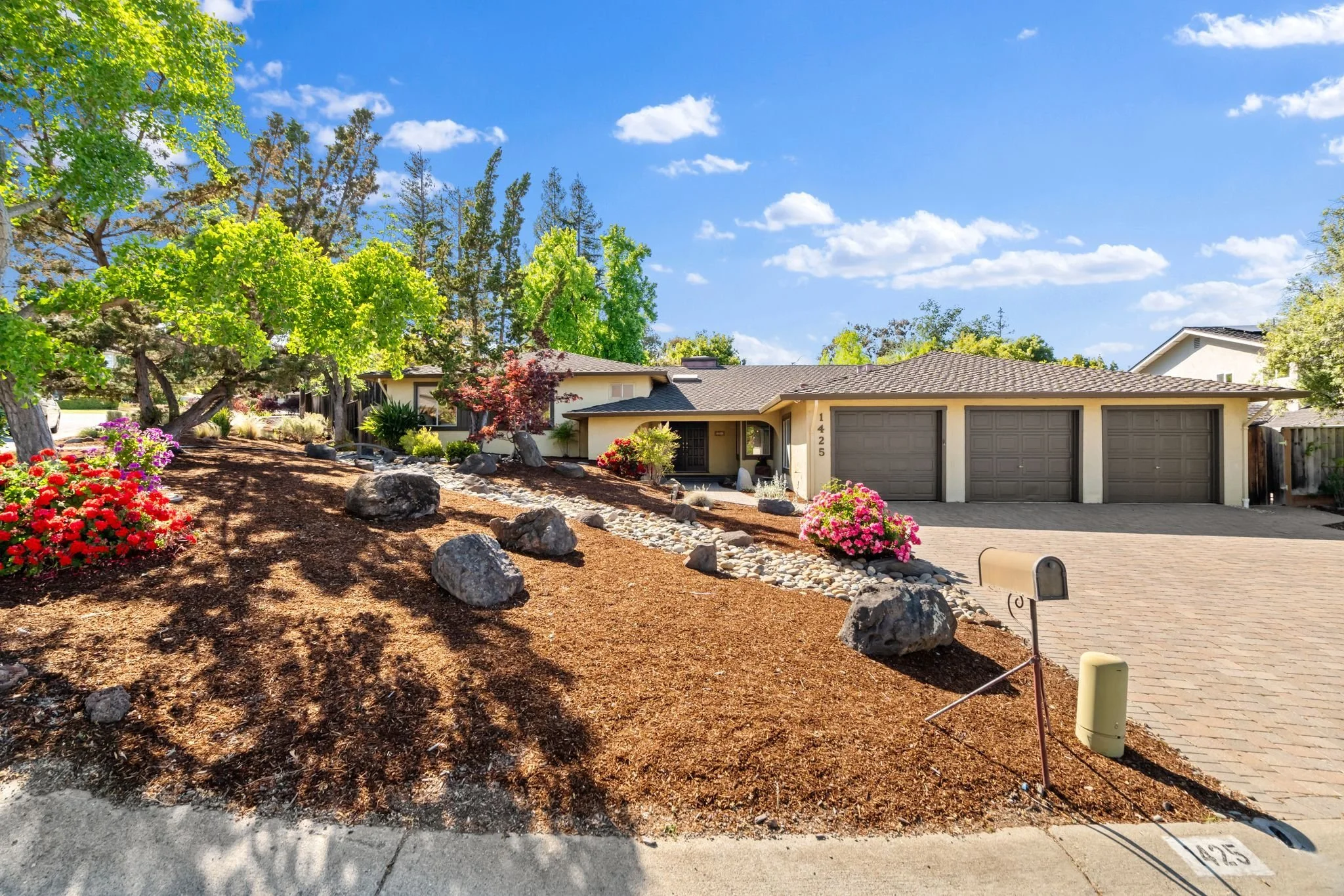 1425 Cedar Pl, Los Altos