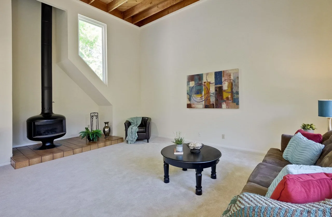 Living Room      1_mls.jpg