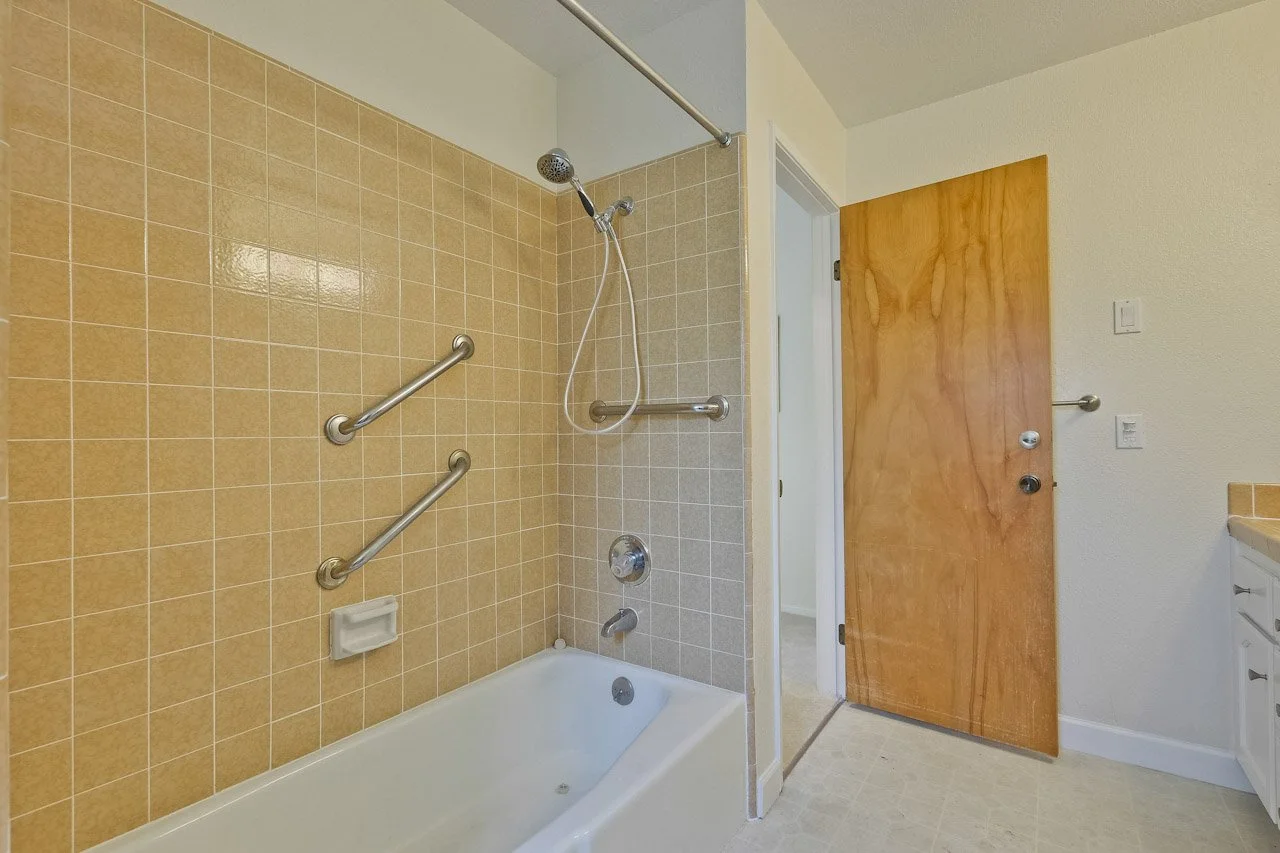 Bathroom      2_mls.jpg