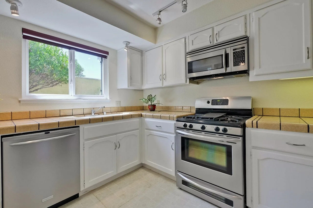 Kitchen      3_mls.jpg