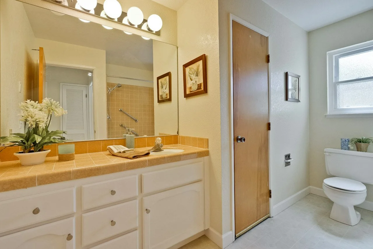 Bathroom      1_mls.jpg