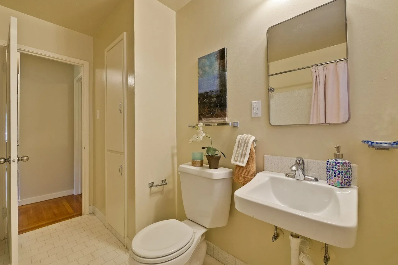 Bathroom      2_mls.jpg