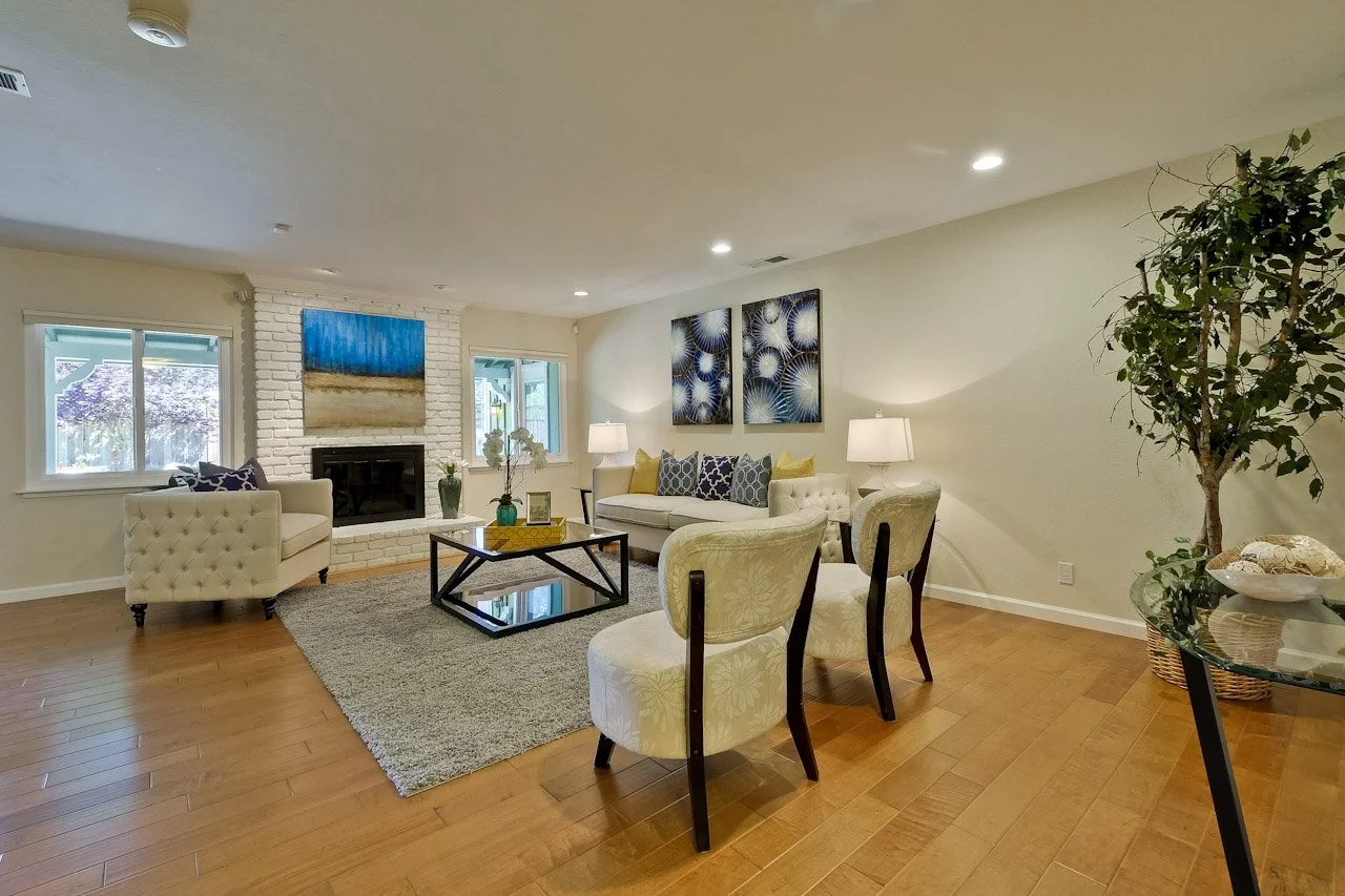 Living Room      1_mls.jpg