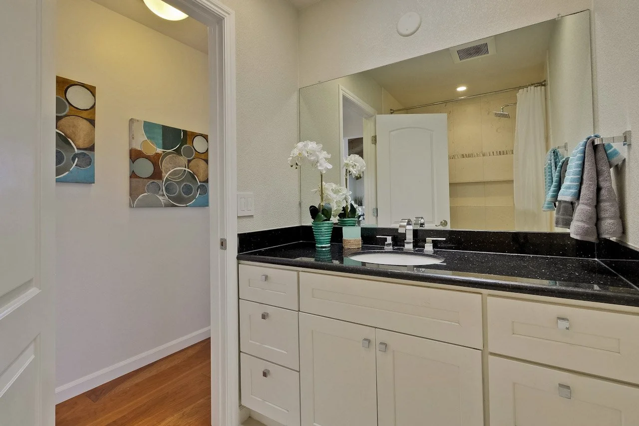 Bathroom      2_mls.jpg