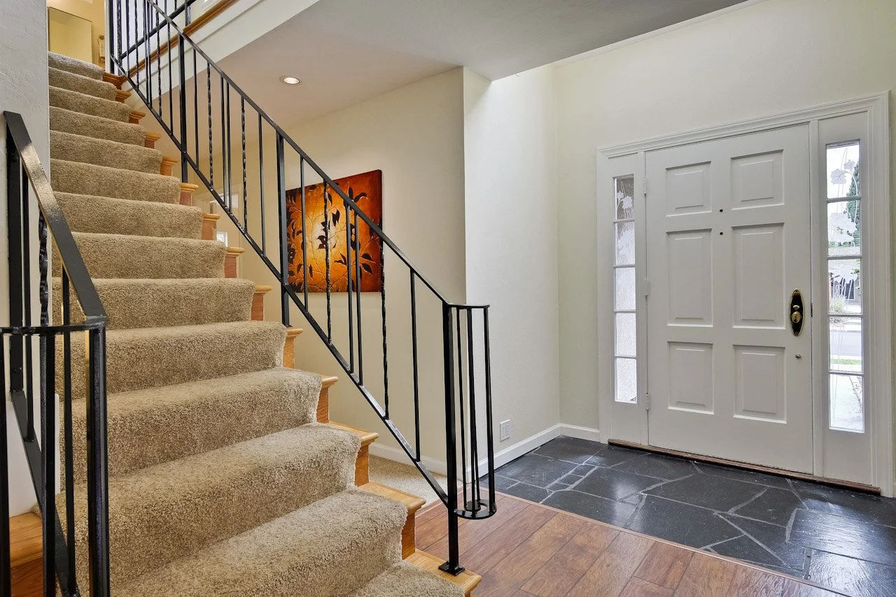 Entrance      1_mls.jpg