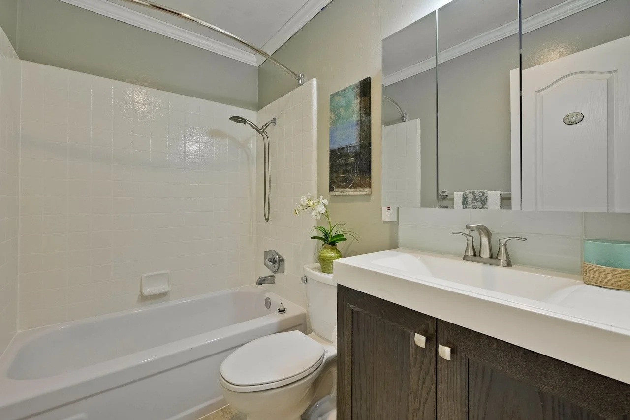 Bathroom      1_mls.jpg