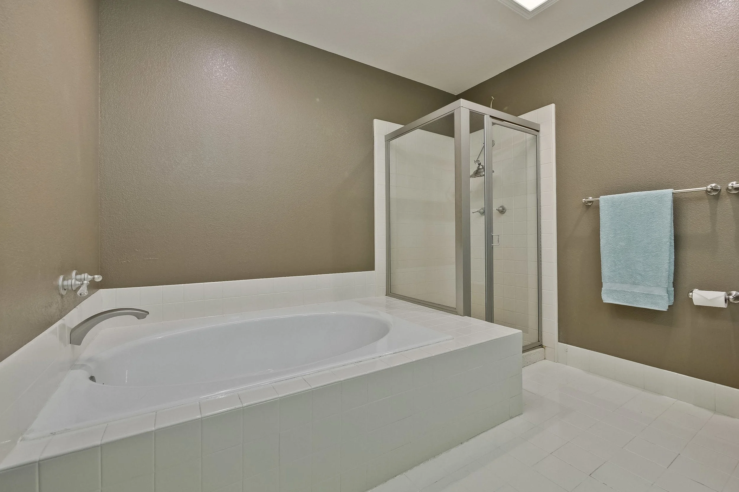 Master Bathroom      3.jpg