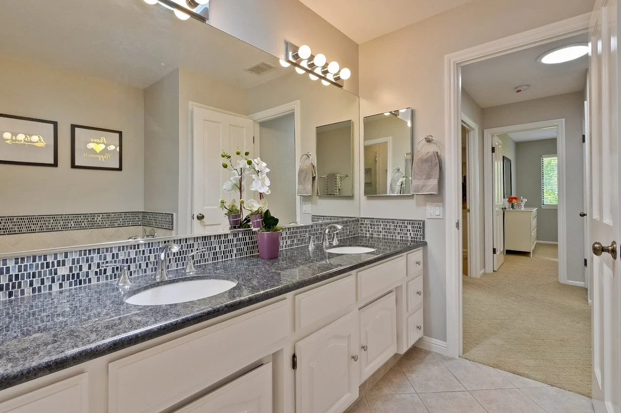 Bathroom      6_mls.jpg