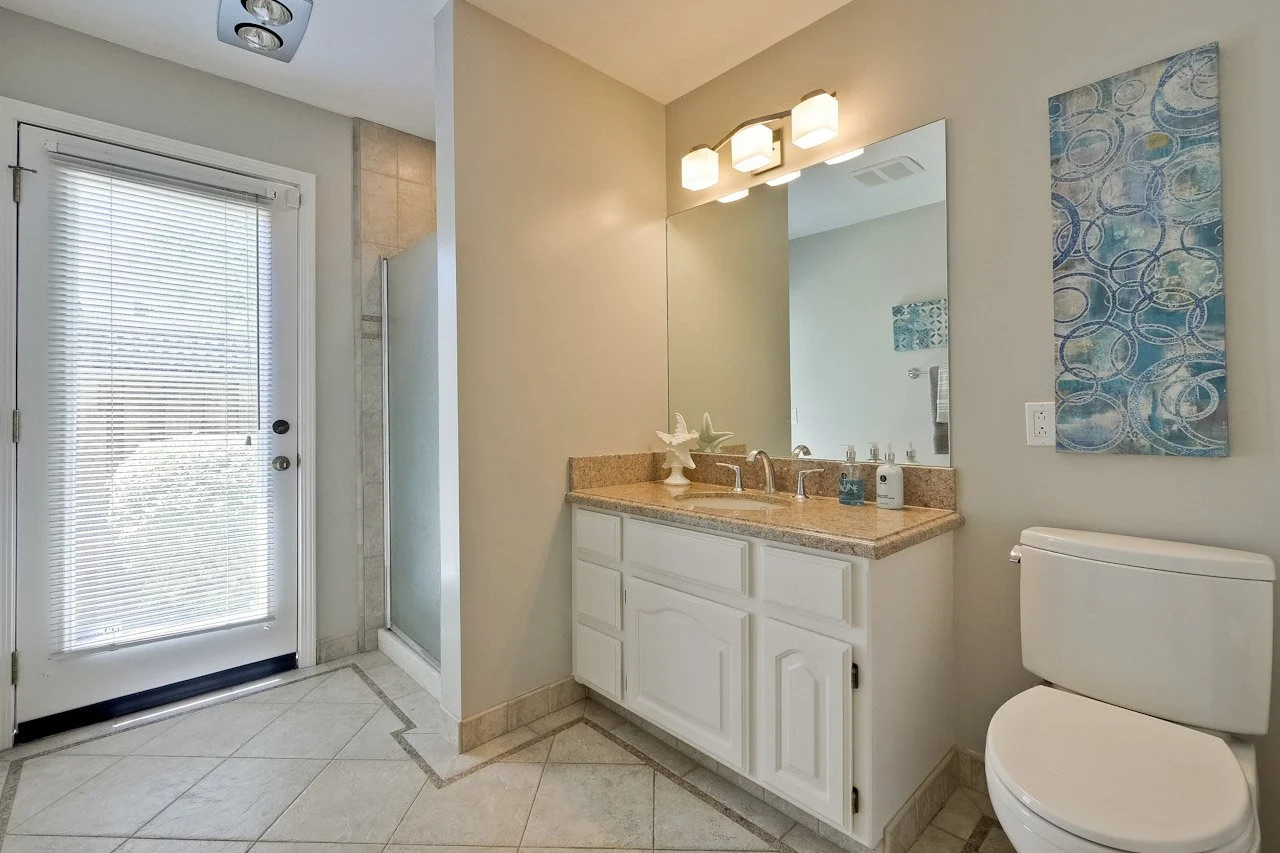 Bathroom      1_mls.jpg