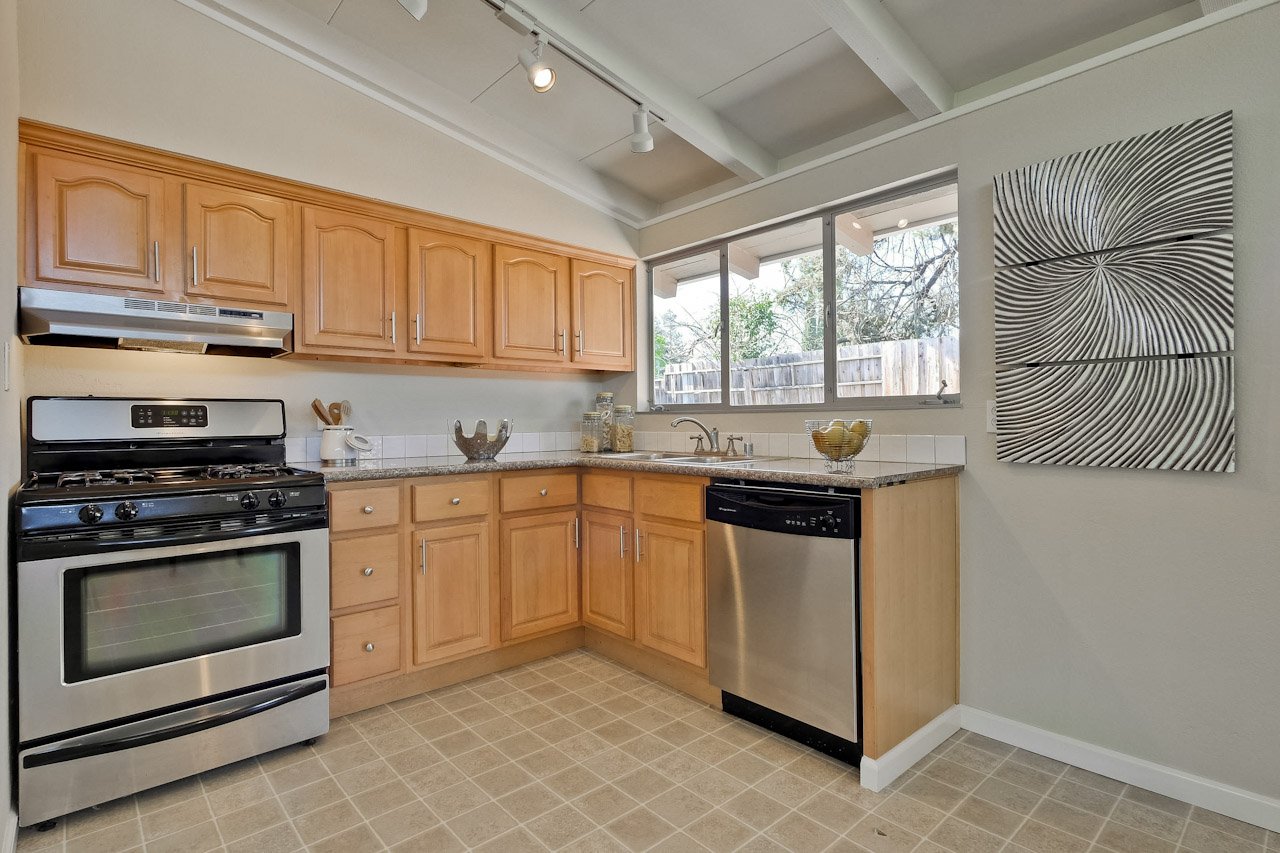 Kitchen      2_mls.jpg