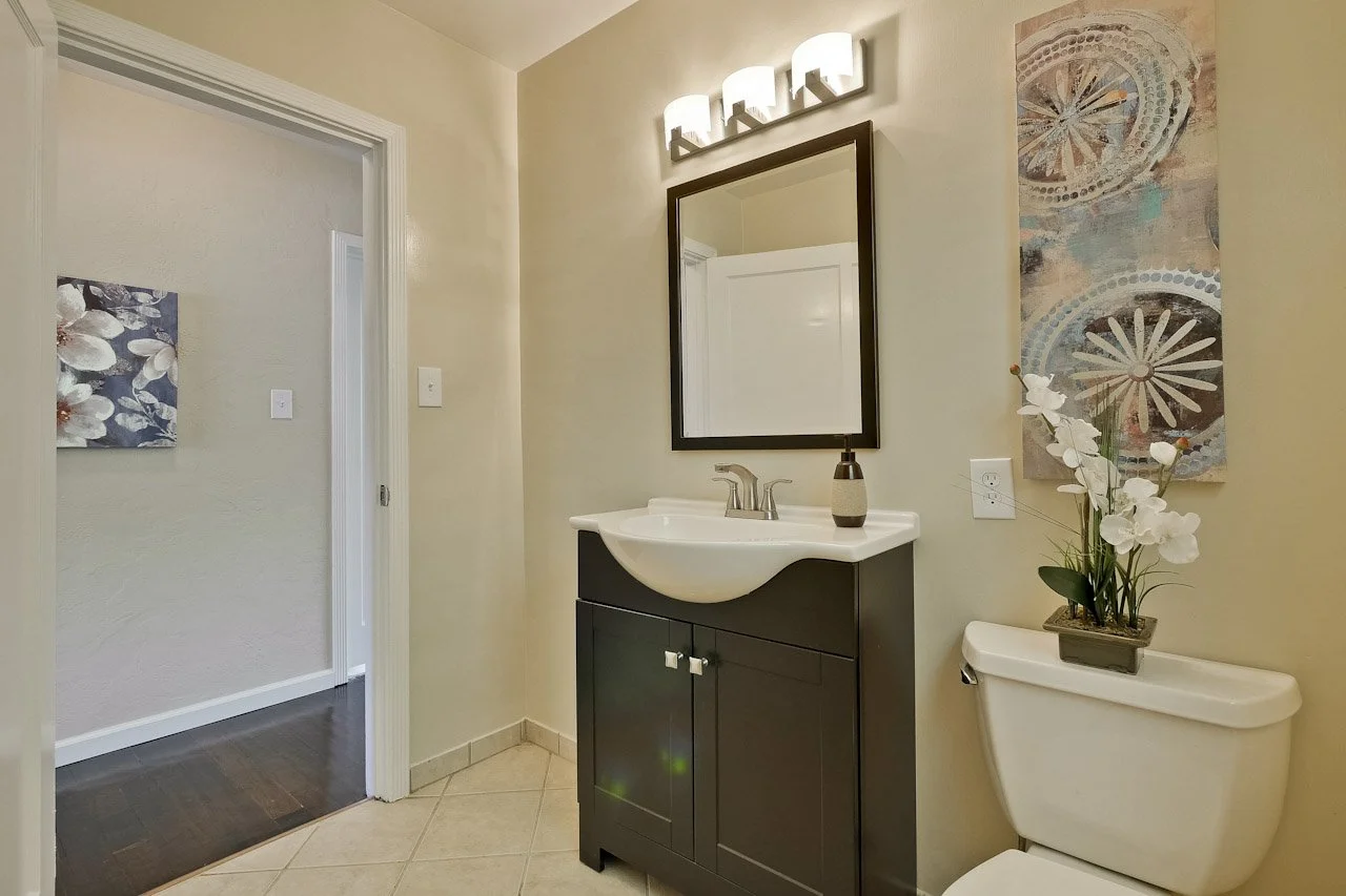 Bathroom      2_mls.jpg