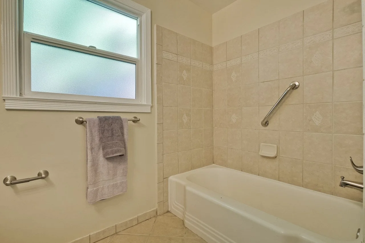 Bathroom      3_mls.jpg